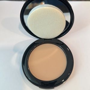 BeYu Catwalk Compact Powder 2